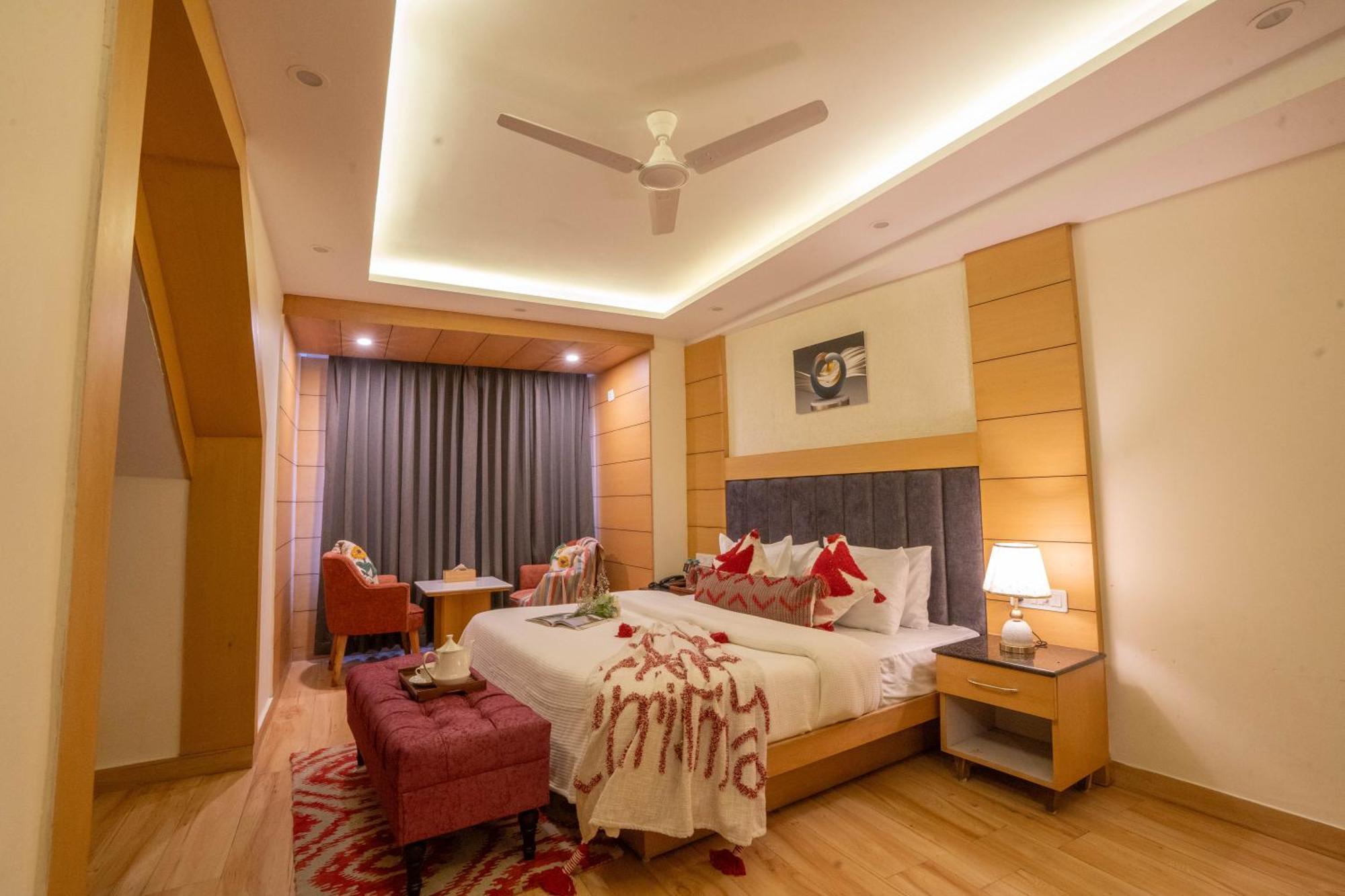 Super Hotel By Perfectstayz Mall Road Мусори Екстериор снимка
