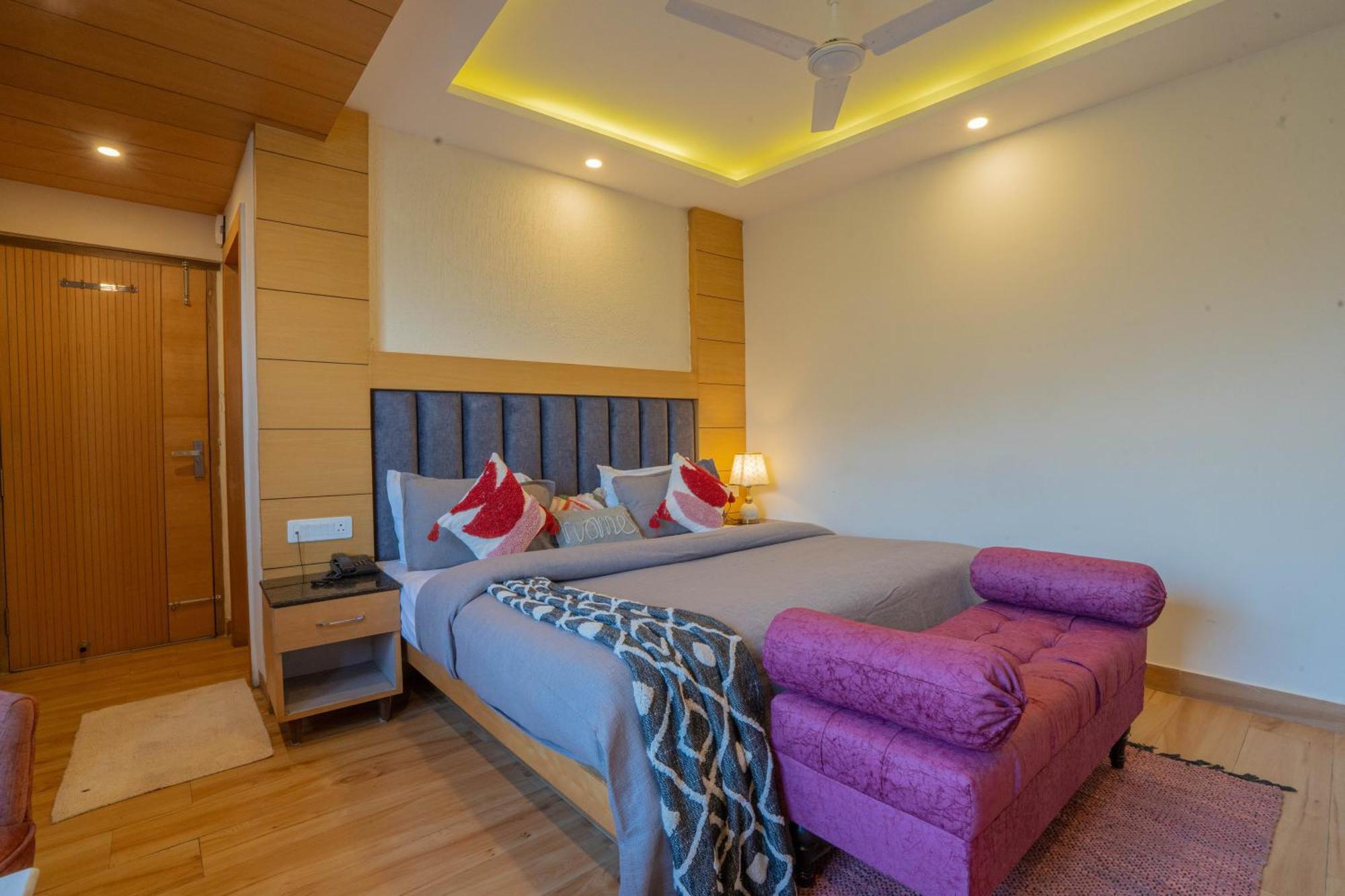 Super Hotel By Perfectstayz Mall Road Мусори Стая снимка
