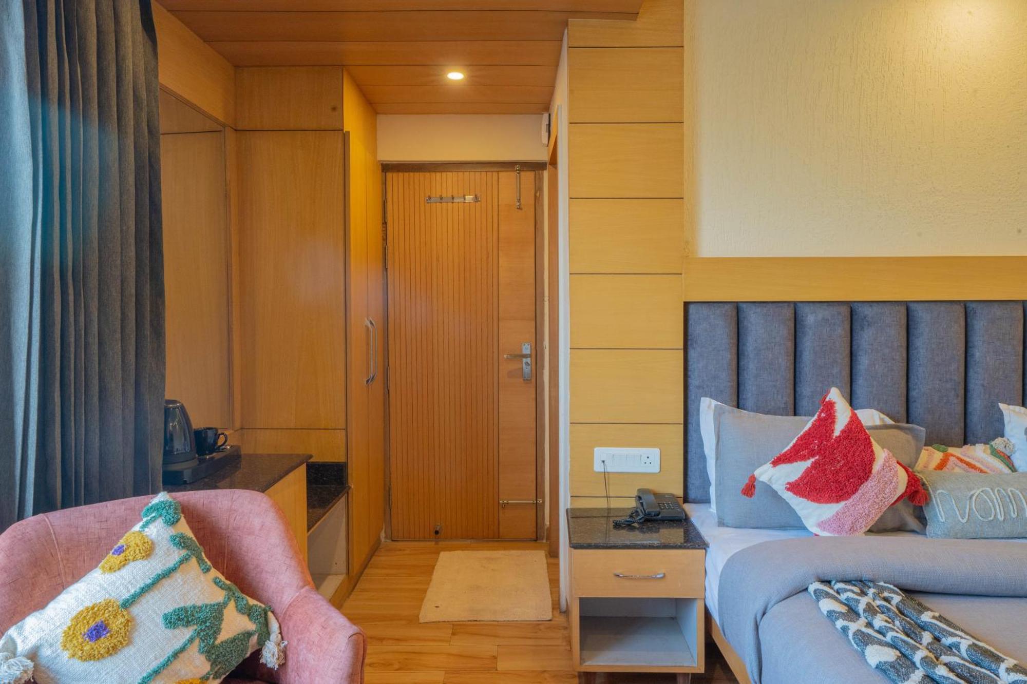 Super Hotel By Perfectstayz Mall Road Мусори Екстериор снимка