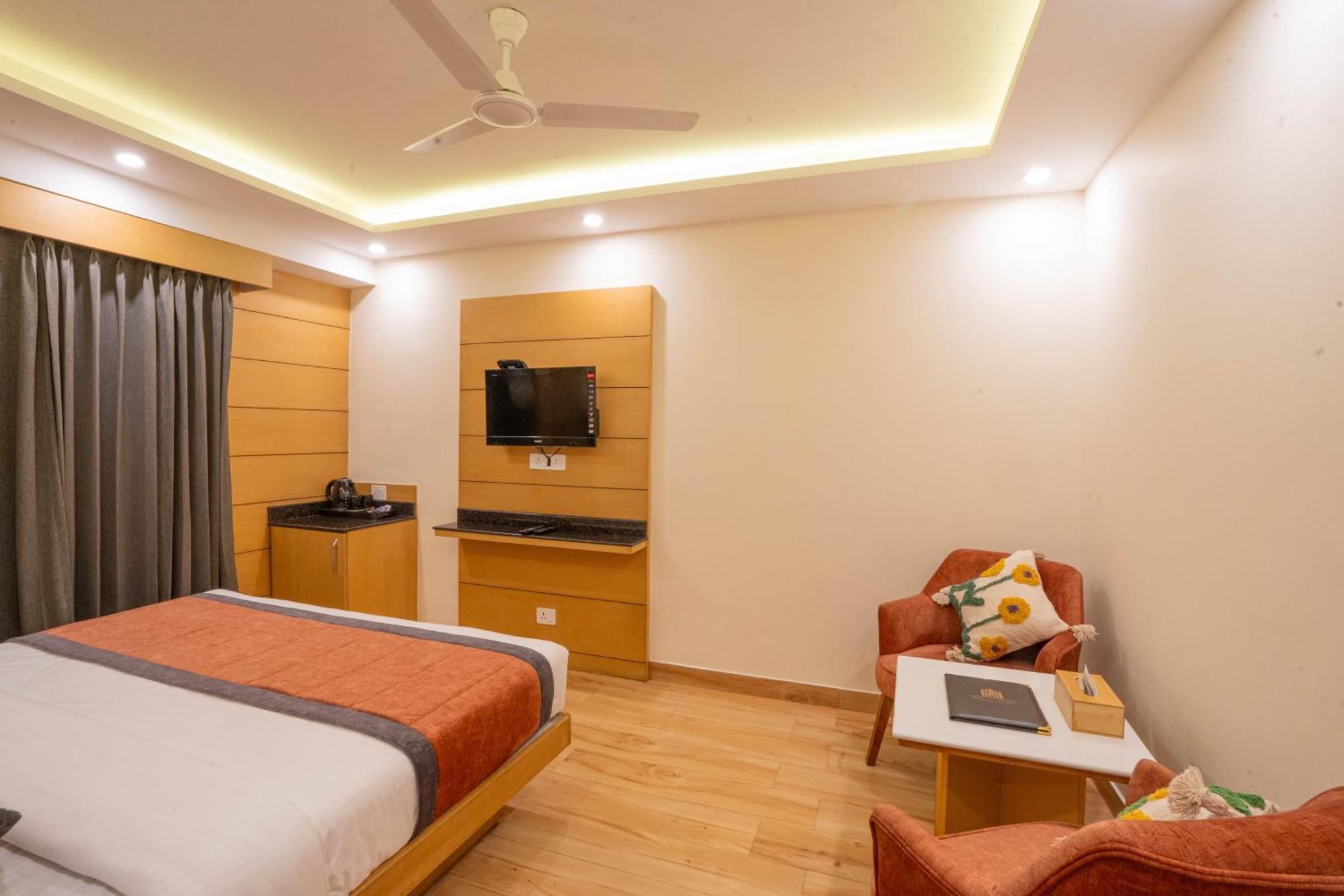 Super Hotel By Perfectstayz Mall Road Мусори Стая снимка