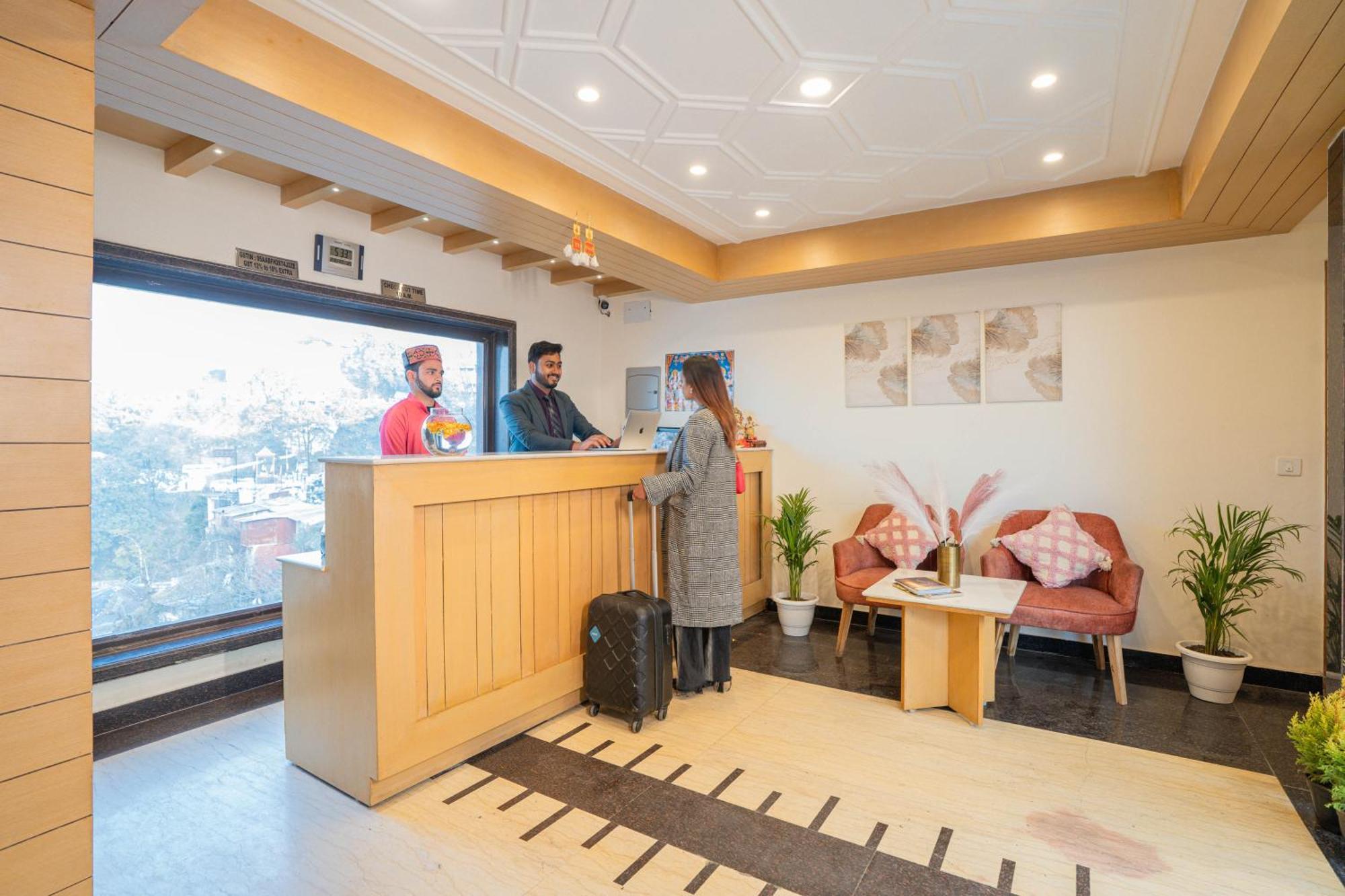Super Hotel By Perfectstayz Mall Road Мусори Екстериор снимка